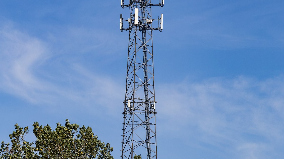 Verizon reports Monday before the open (SpaceX week)