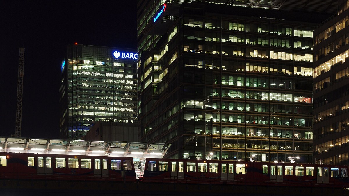 HSBC sinks more than 5% on a revenue miss; FTSE 100 falls 0.75%