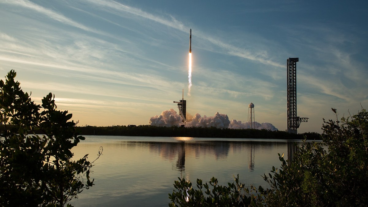 SpaceX wireless talks hit AT&T and T-Mobile nearly 8%